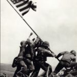 星条旗を掲げるアメリカ兵