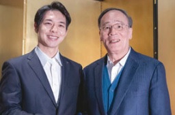 中国副主席と握手する、鈴木北海道知事（左）