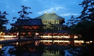 奈良　夜の東大寺大仏殿