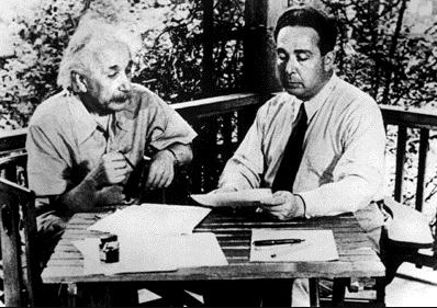 アインシュタイン（左）とシラード（右）